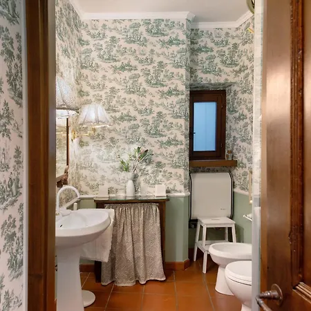 La Casa Delle Foglie Rosse Apartman *